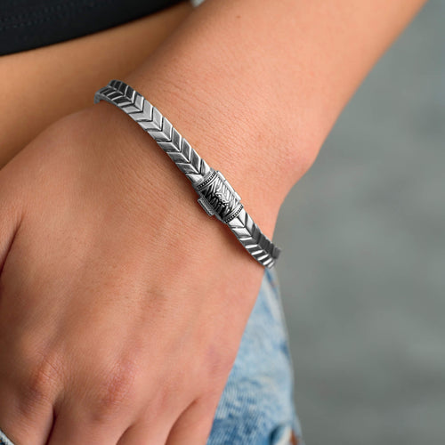 Defined Herringbone Bracelet in White Gold - 7mm